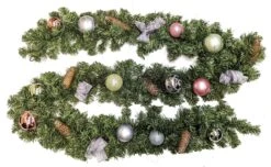 Tarrington House Girlande Frosted Wonderland, PVC, 2.7 M Lang, Dekoriert Mit Kugeln, Zapfen Und Schleifen