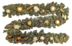 Tarrington House Girlande Magic Moments, PVC, 2.7 M Lang, Dekoriert Mit Kugeln, Zapfen Und Schleifen